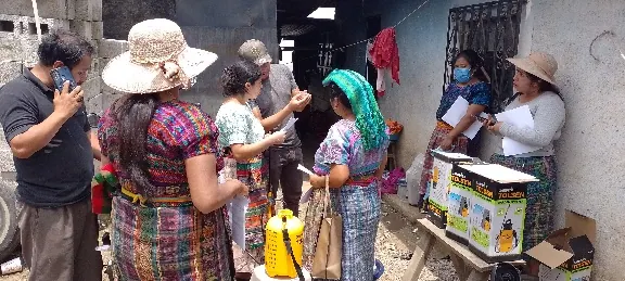 Entrega de equipo de fumigación a grupos de mujeres de Cantel. ACOEC