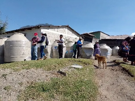 Entrega de tinacos para agua en Xecaracoj, Quetzaltenango. ACOEC